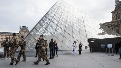 Bajban van a Louvre, sokkal kevesebben mentek múzeumba, mint 2015-ben