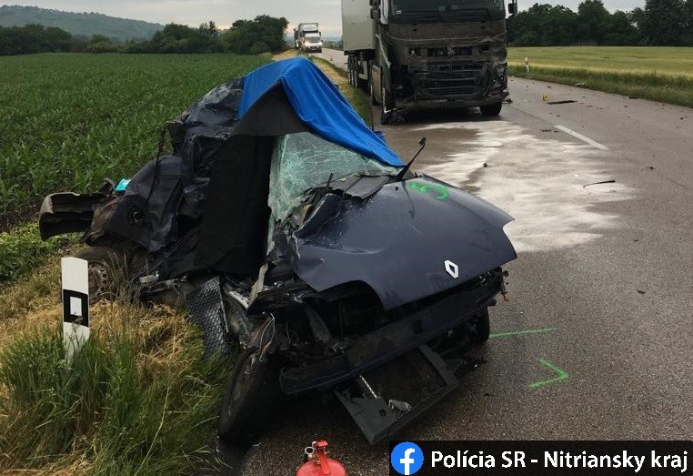 Nehoda kamióna a auta: Z vozidla ostalo len toto.