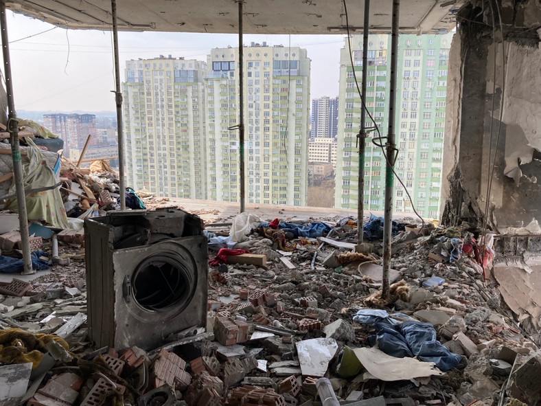 Zniszczone mieszkanie w jednym z wieżowców w Kijowie