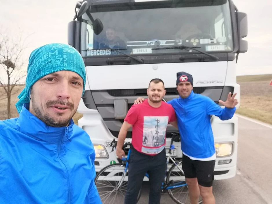 Aleksandar i Nikola sa jednim kamiondžijom u Mađarskoj