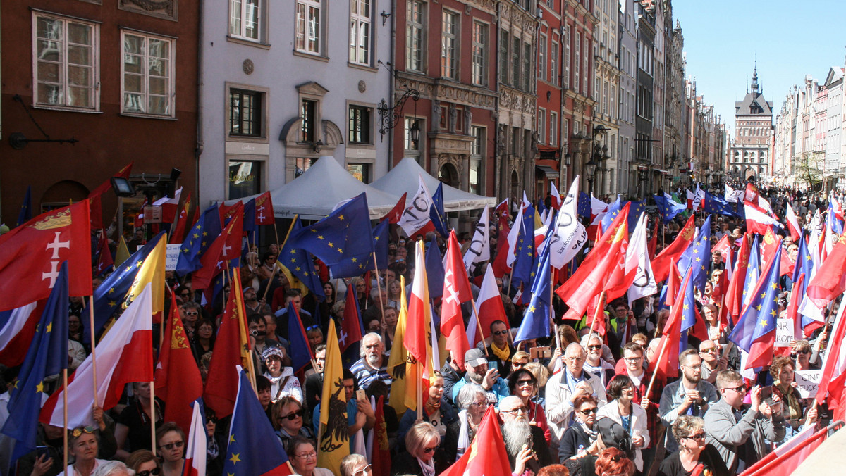 Nie pozwolimy, by ONR zawłaszczał nasze symbole - grzmiał Bogdan Borusewicz na proteście przeciw faszyzmowi w Gdańsku. Manifestacja, którą zorganizował prezydent Paweł Adamowicz, jest następstwem na marsz ONR, który przeszedł kilka dni temu ulicami Gdańska. ONR-owi udostępniono także słynną salę BHP, co wywołało falę oburzenia.