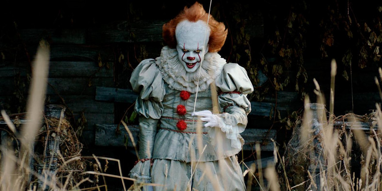 Bill Skarsgard jako Pennywise z filmu "To" (2017)