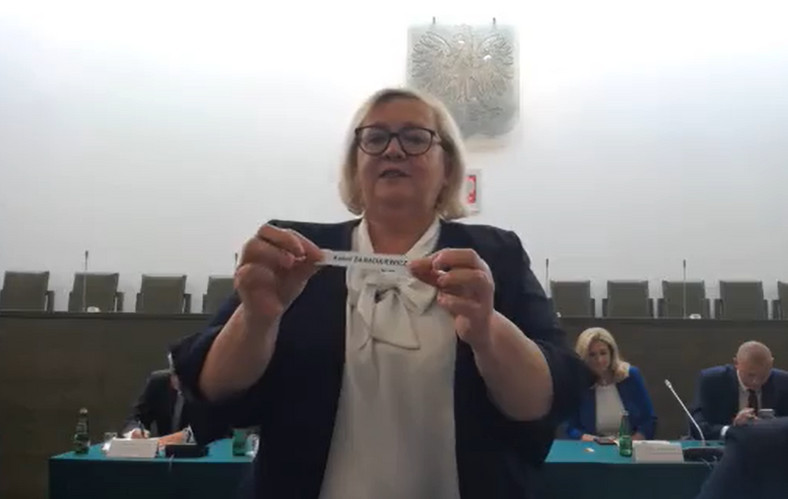 Małgorzata Manowska podczas losowania nazwisk sędziów
