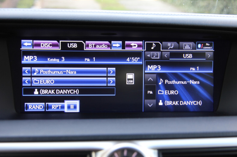 Główne menu odtwarzacza muzyki w Lexusie GS. Na ekranie widoczny podgląd odtwarzania muzyki z pamięci USB.