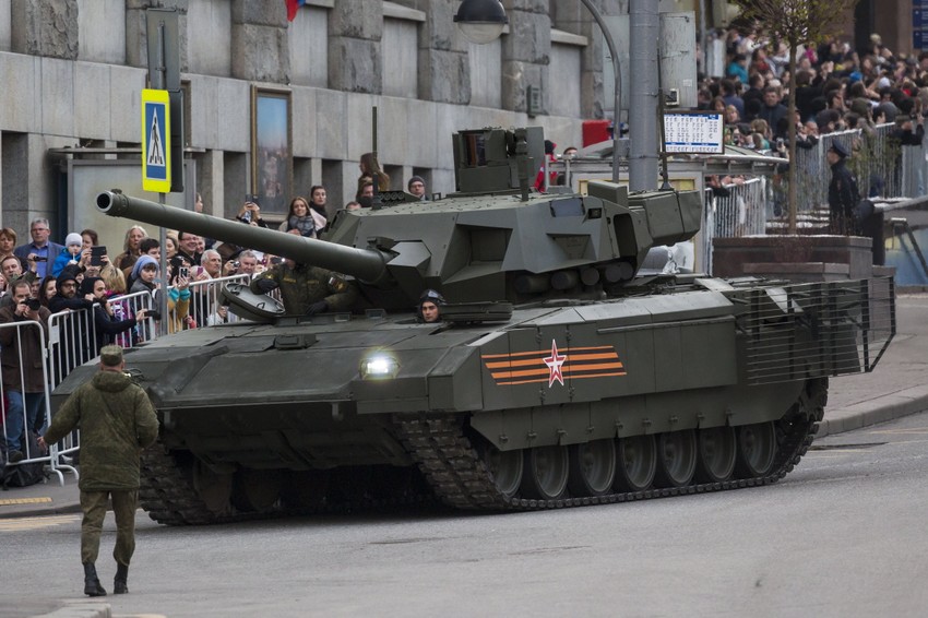 Tenk "Armata" na probnoj vožnji kroz Moskvu