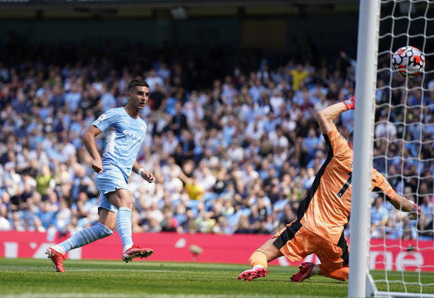 Piłkarz Manchesteru City Ferran Torres (L) i bramkarz Arsenalu Londyn Bernd Leno (P)