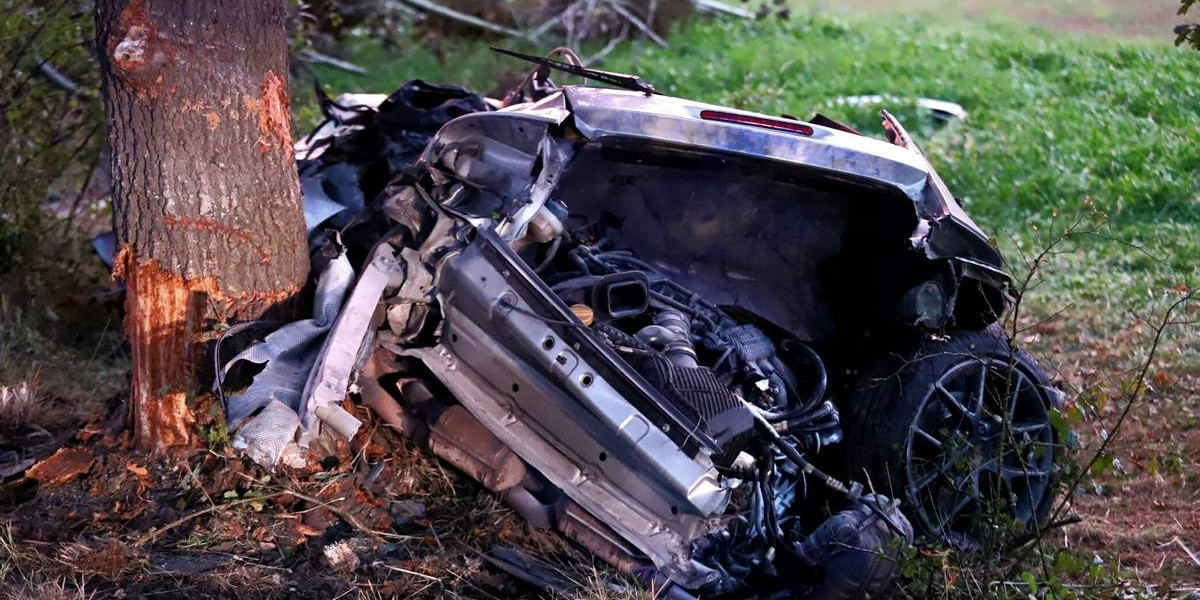 Wypadek pod Wrocławiem. Porsche roztrzaskało się na drzewie, dwie osoby trafiły do szpitala. Płyną stamtąd koszmarne wieści...