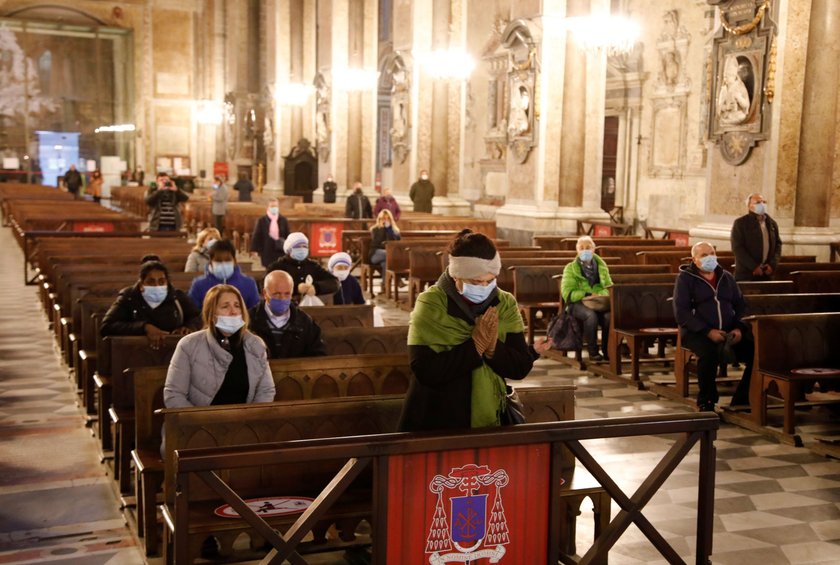 Zły znak dla wiernych. Nie zdarzył się cud w Neapolu