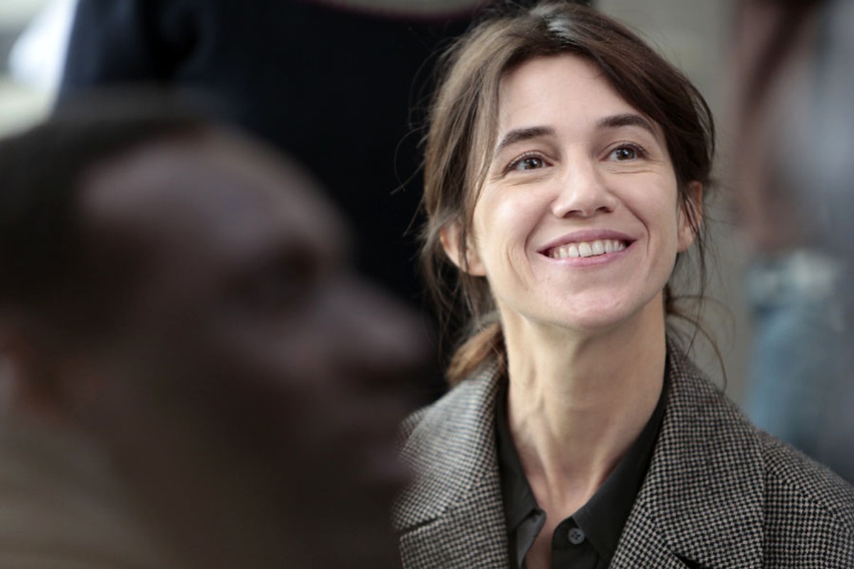 "Samba" Samba (Sy) i Alice (Gainsbourg) pochodzą z dwóch różnych światów. On pracuje na zmywaku w paryskim hotelu, ona jest woluntariuszką, która po latach pracy w korporacji postanowiła przewartościować swoje życie i pomagać ludziom. Gdy wskutek biurokratycznej pomyłki Samba trafia do aresztu, jego sen o lepszym życiu pryska, a co więcej grozi mu przymusowa deportacja z Francji. Alice postanawia mu pomóc za wszelką cenę, ale żeby to zrobić będzie musiała nie tylko przekroczyć granice prawa, ale też odpowiedzieć sobie na pytanie, gdzie przebiega granica między zaangażowaniem i poczuciem misji, a głębokim uczuciem… „Samba” to pasjonująca i pełna humoru opowieść o życiu w wielokulturowym tyglu, gdzie rzeczy najprostsze – bezinteresowne dobro, radość życia, solidarność oraz potrzeba kochania i bycia kochanym – okazują się być najważniejsze. (opis dystrybutora)