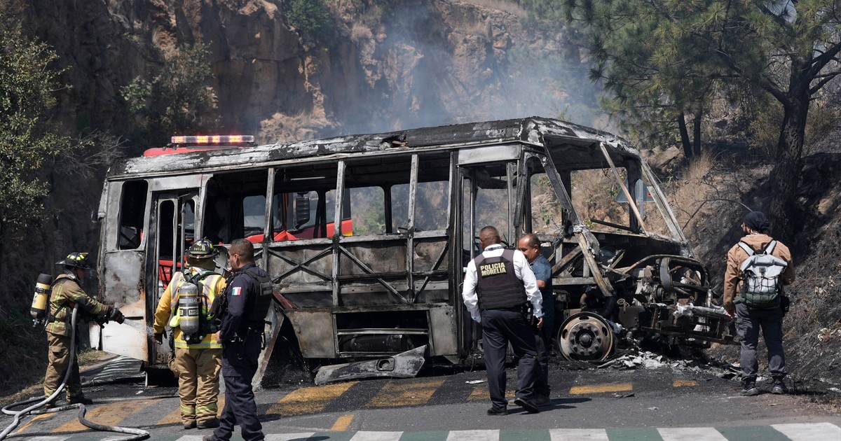 Podpalone samochody i sklepy, kłęby dymu nad popularnym kurortem. Chaos w Meksyku po śmierci przywódcy kartelu narkotykowego