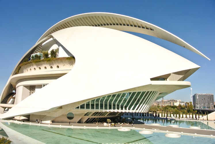 Oddany przed sześciu laty Pałac Sztuki w Walencji (na zdjęciu) został zamknięty dla publiczności, bo od fasady budynku odpadają ciężkie, ceramiczne elementy. Budowa budynku kosztowała prawie 500 mln euro, a jest on zaledwie jednym z kilku składających się na tzw. Miasteczko Sztuki i Nauki (o czym w następnym slajdzie).