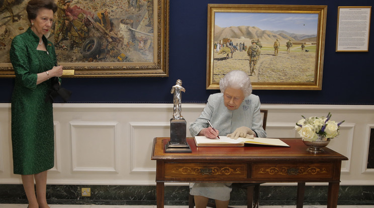 II. Erzsébet királynő a brit parlament döntését szentesítette aláírásával, így nincs akadálya a szigetország kilépésének / Fotó: Gettyimages