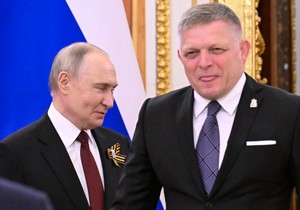 Vladimir Putin i Robert Fico na proslavi Dana pobede u Moskvi 2025. godine