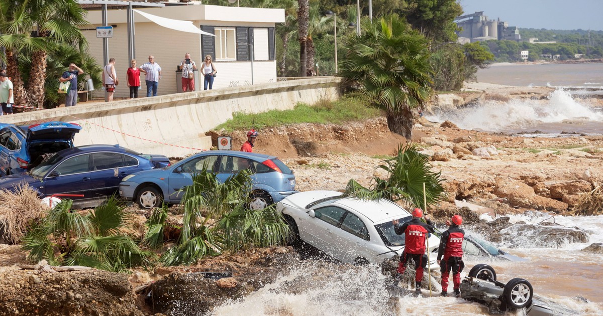 España.  Inundación después de fuertes lluvias.  Carreteras y viviendas inundadas en Cataluña