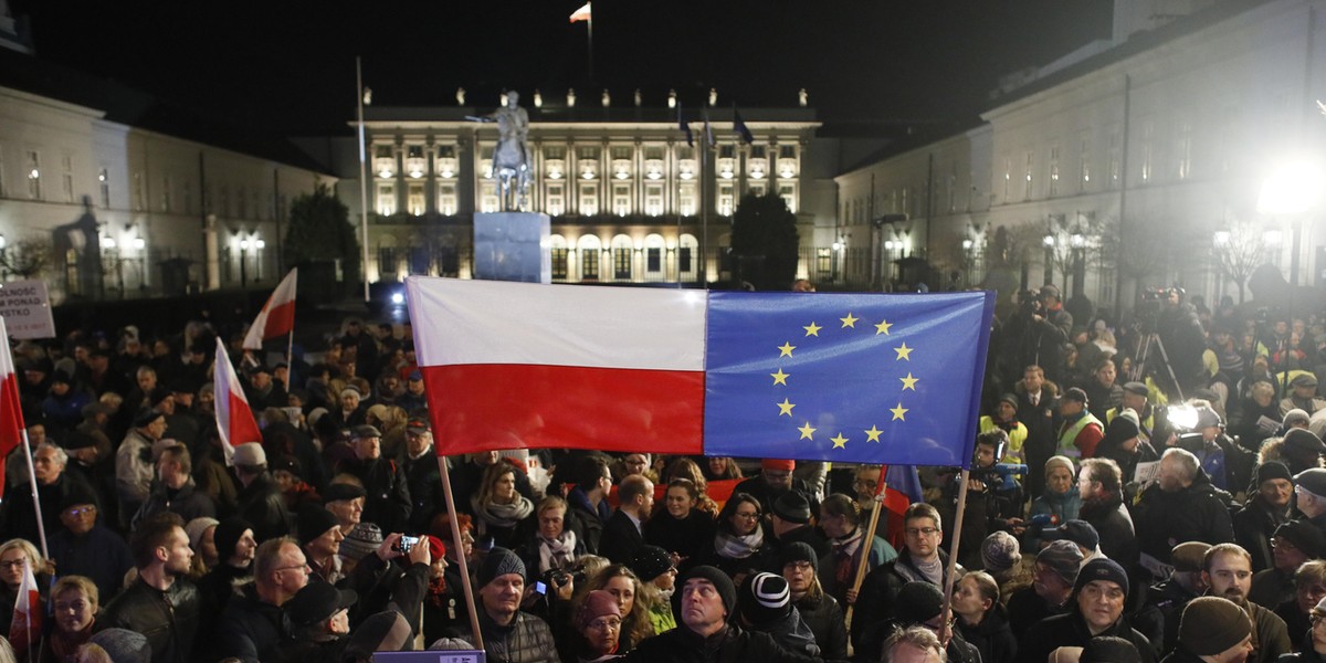 Wyraźny spadek Polski w rankingu demokracji 