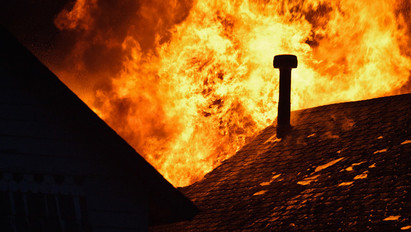 Tragédia: a lángok martalékává vált egy családi ház Szabolcsban, egy idős nő az életét vesztette