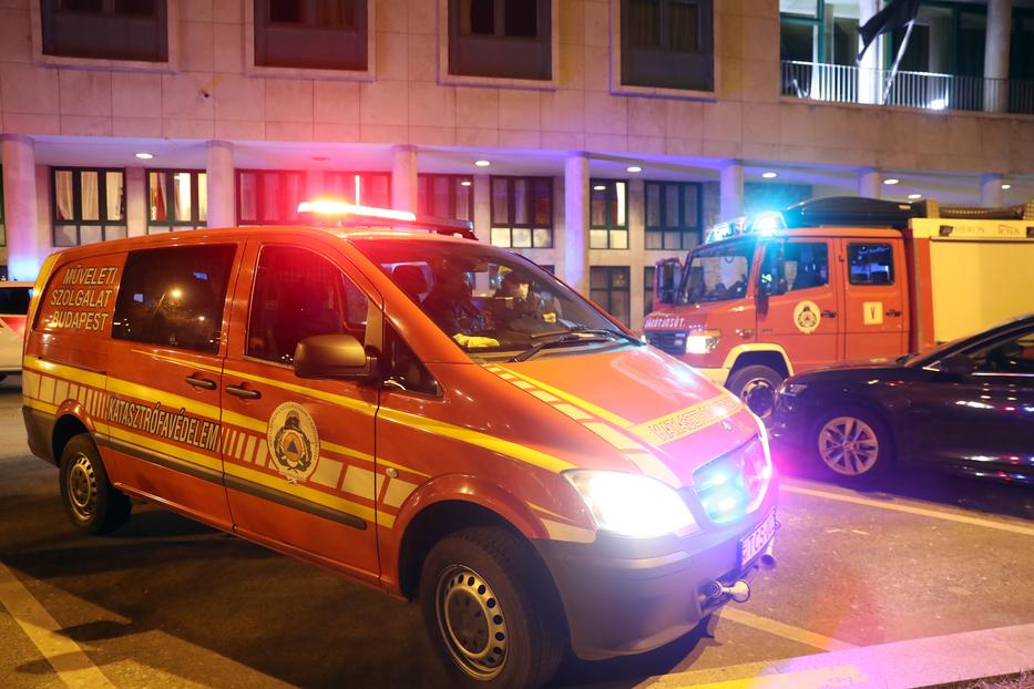 Szerda este vagy fél tucat tűzoltóautó jelent meg az Országgyűlési Irodaháznál /Fotó: Zsolnai Péter