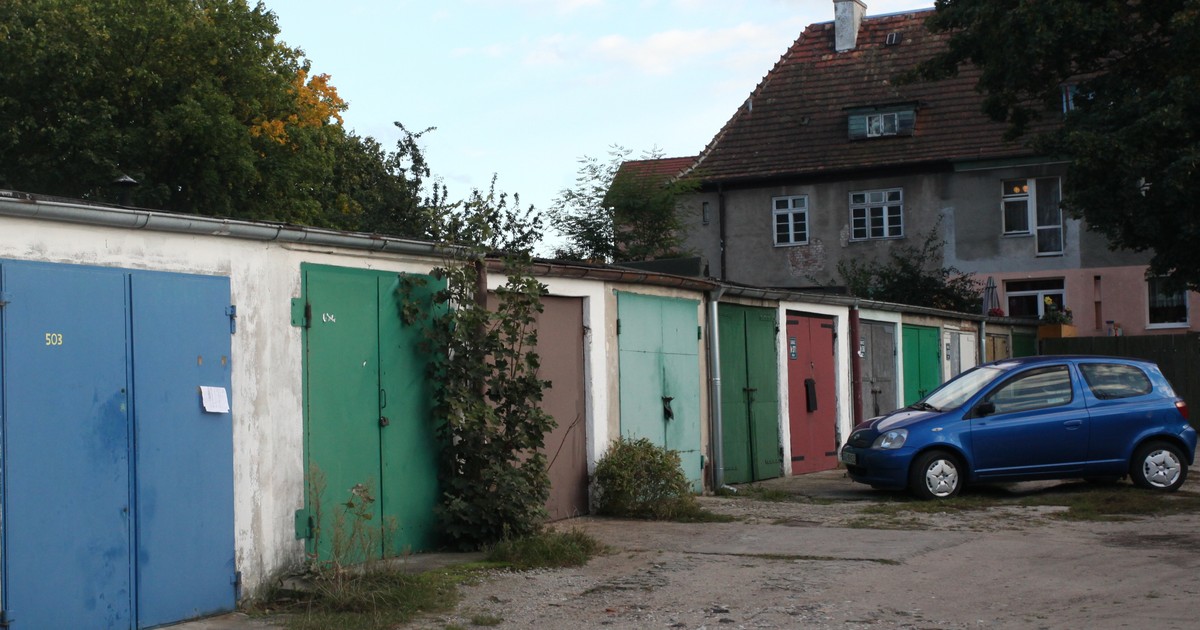 Jedni płacą grosze, inni krocie. Podatek od garażu budzi kontrowersje
