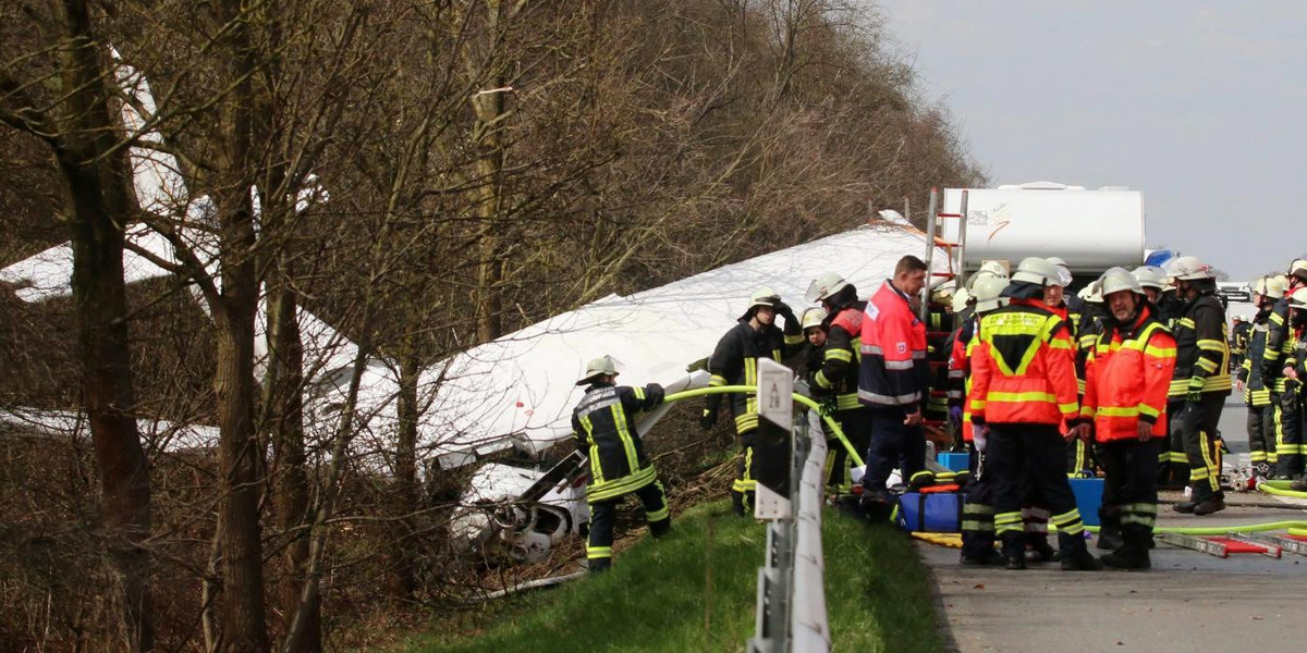 Samolot spadł na autostradę