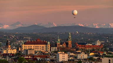 Spektakularny widok! Ośnieżone Tatry w tle Wawelu na jednym zdjęciu