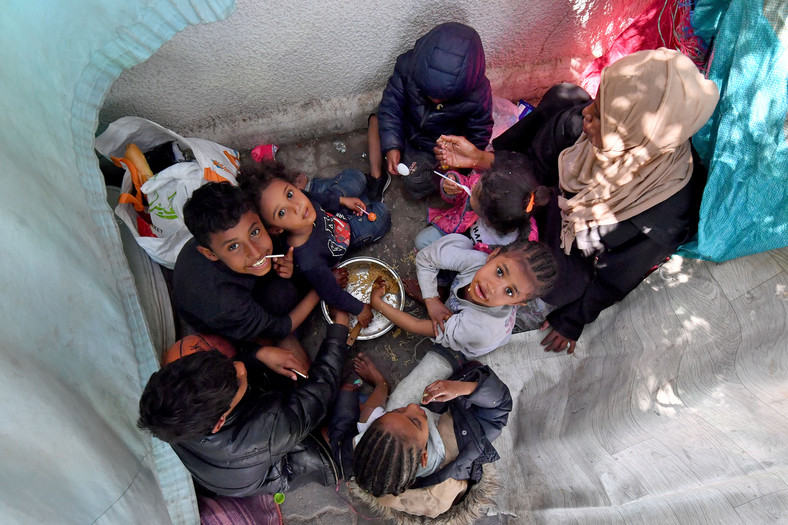 Grupa młodych uchodźców wyrzucona na ulicę po likwidacji prowizorycznego obozu w Tunezji. Kwiecień 2023 r. (zdjęcie ilustracyjne)