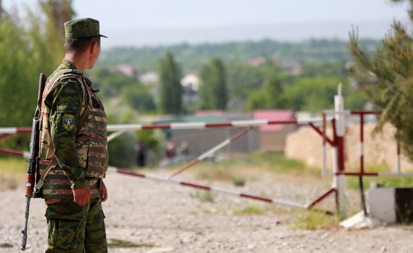 Kirgistanski vojnik na granici sa Tadžikistanom