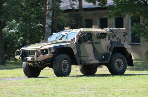 Lekki wielozadaniowy pojazd opancerzony Hawkei został opracowany jako następca dla obecnie używanych przez australijską armię nieopancerzonych samochodów terenowych Land Rover, w ramach programu modernizacji australijskich wojsk lądowych. fot. (obm/mr) PAP/Marcin Obara