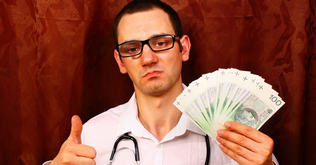 Tyle co najmniej zarabiają lekarze. GUS podał poziom płac minimalnych w ochronie zdrowia