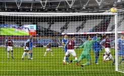 Fabiański pokonany dwa razy. Grosicki rezerwowym, Klich cieszył się z trzech punktów