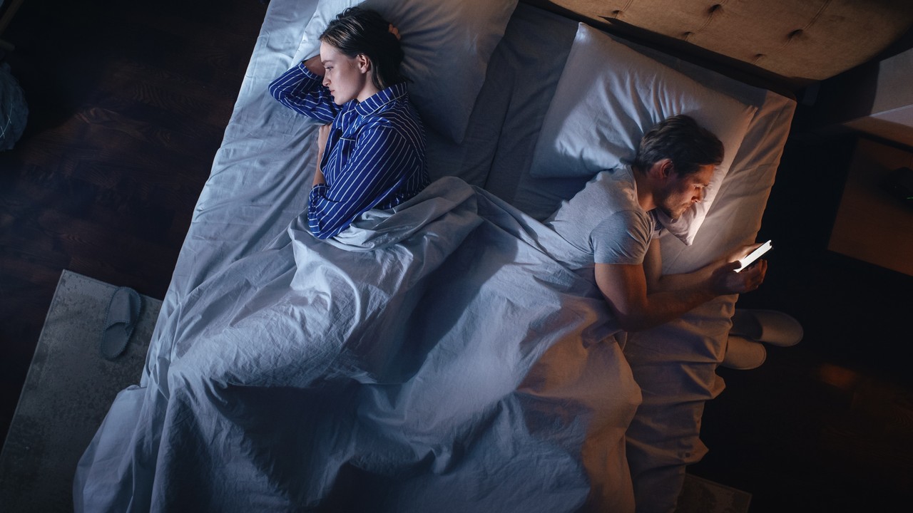 "Mikrozdrada"? Nie wiem, czy śmiać się, czy płakać. Pozwoliliśmy, by związki zmieniły się w strefę nieustannego nadzoru [OPINIA]