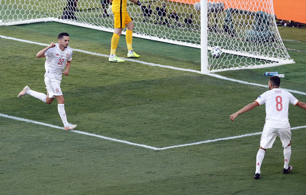 Pablo Sarabia i Koke celebrujący gola zdobytego przez tego pierwszego podczas meczu ze Słowacją