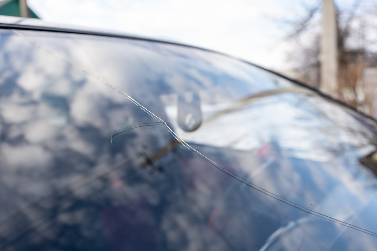 Extrémne zmeny teplôt v zime spôsobujú náhle prasknutie oslabeného čelného skla počas jazdy. V SR mechanici varujú pred odkladaním servisu, pretože vibrácie na cestách poškodenie rýchlo zväčšujú. 