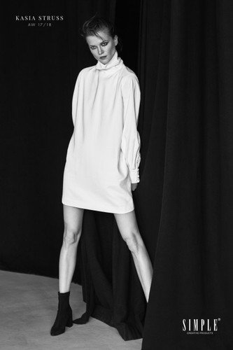 Kasia Struss w kampanii Simple CP jesień/zima 2017//2018