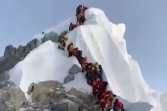 Peli su se na Mont Everest, svuda su bili ogromni redovi planinara koji su mileli prema vrhu, a onda se čulo KVRC i usledio je užas! (VIDEO)
