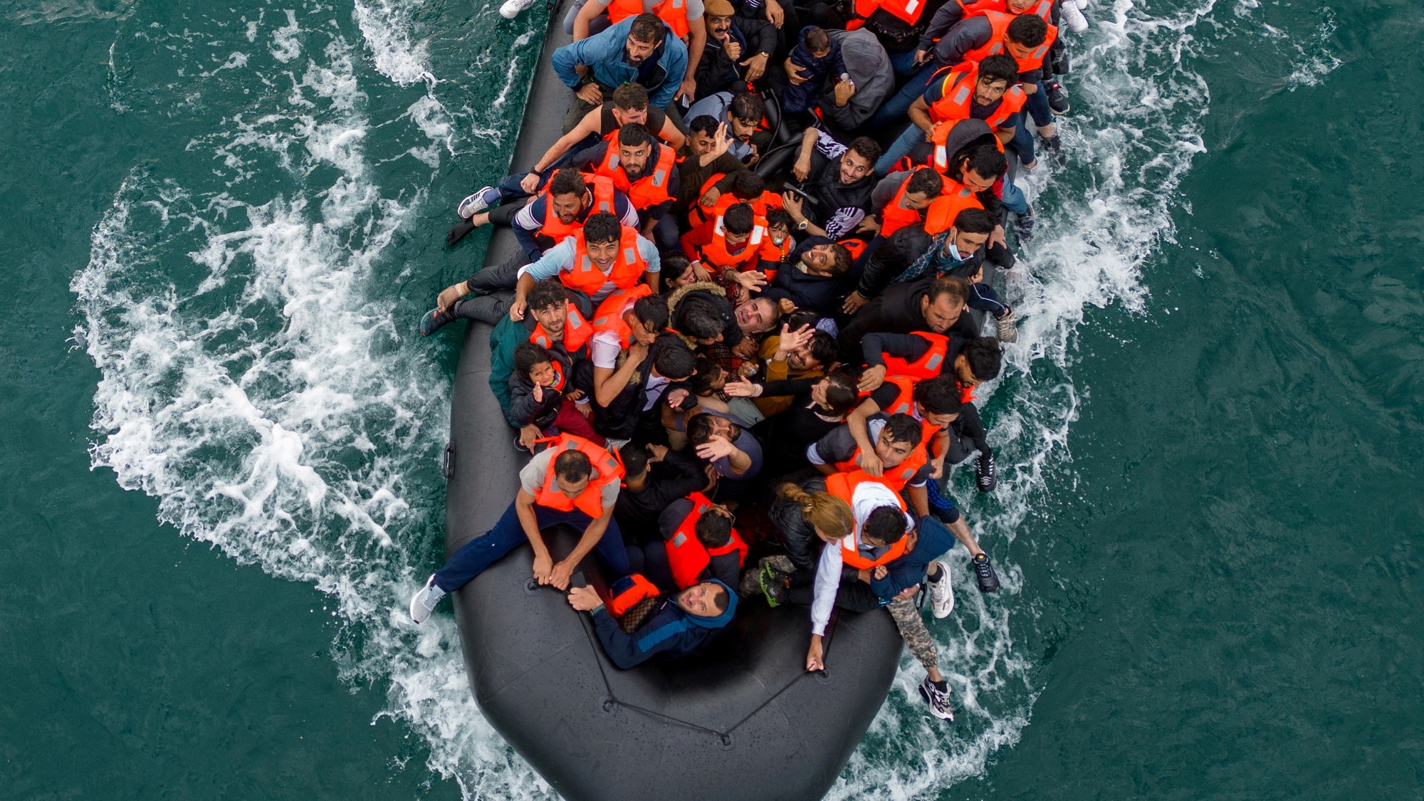 Migranti na člne - ilustračné foto