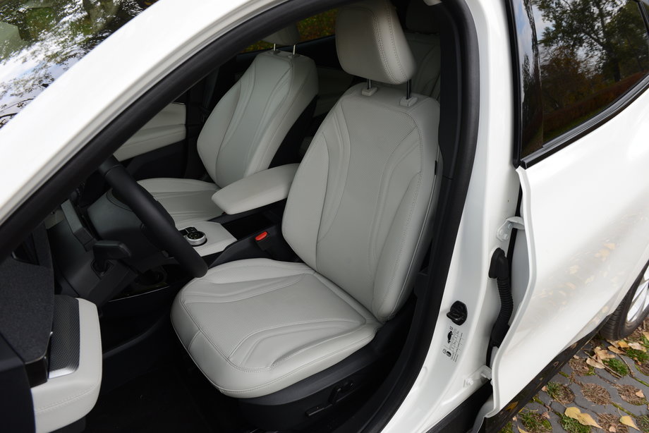 Ford Mustang Mach-E Frost White - obite białą skórą przednie fotele są bardzo wygodne i oczywiście wyposażone w elektryczną regulację.