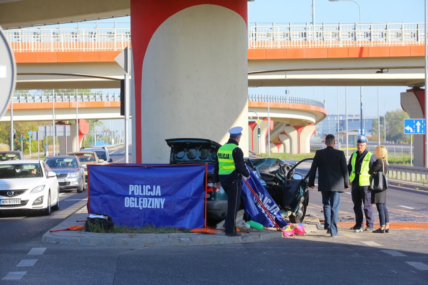 Samochód uderzył w wiadukt. Nie żyje kierowca