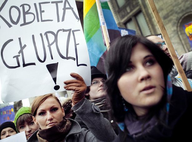 Feministki idą przez Warszawę