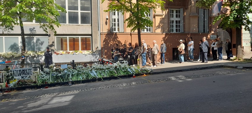 Otvorena knjiga žalosti, građani u redu čekaju da se upišu