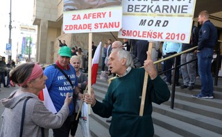 Macierewicz: Tusk wspólnie z Putinem podjęli decyzję o rozdzieleniu wizyt