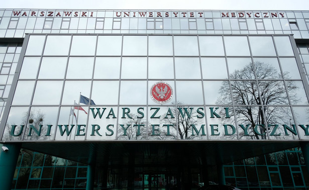 Warszawski Uniwersytet Medyczny wystosował oświadczenie ws. medialnych doniesień, z których wynika, że antysemicki transparent na propalestyńskiej demonstracji w Warszawie niosła studentka tej uczelni.