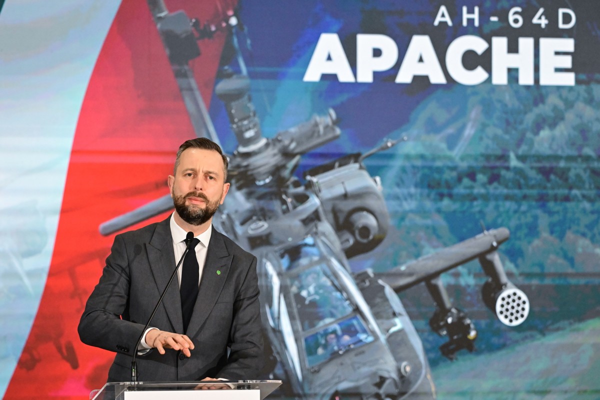 Inowrocław, 27.02.2025. Wicepremier, minister obrony narodowej Władysław Kosiniak-Kamysz podczas uroczystości podpisania pakietu umów rozpoczynającego procedurę leasingu śmigłowców uderzeniowych AH-64D APACHE dla Wojska Polskiego, 27 bm. na lotnisku Latkowo w Inowrocławiu. Śmigłowce AH-64E Apache, których producentem jest Boeing, to podstawowe śmigłowce uderzeniowe wykorzystywane przez armię amerykańską. (sko) PAP/Tytus Żmijewski
