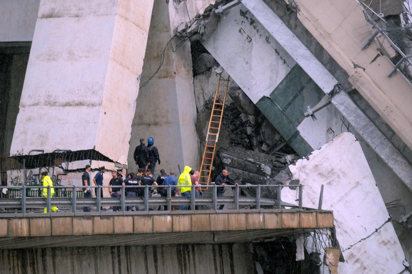 Zawalił się most na autostradzie. Służby mówią o „dziesiątkach ofiar”