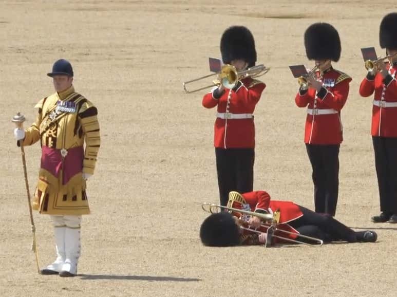 Britský trombonista, ktorý odpadol.