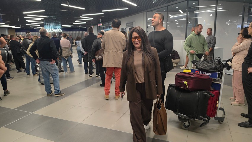Stoja se ljubi sa mužem pred svima na aerodromu: Dočekao je u moćnom džipu