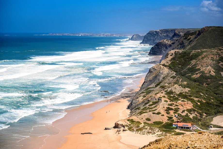 Miradouro da Cordoama – bardzo wietrzny punkt widokowy na najwyższym w okolicy klifie, z którego rozpościera się widok na plażę CASTELEJO w lewo i na plażę CORDOAMA na prawo. 