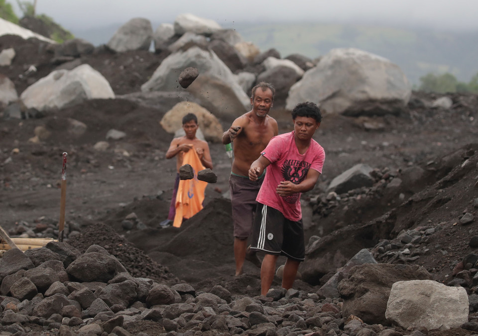 Erupcja wulkanu Mayon, ewakuowano ponad 12 tysięcy osób