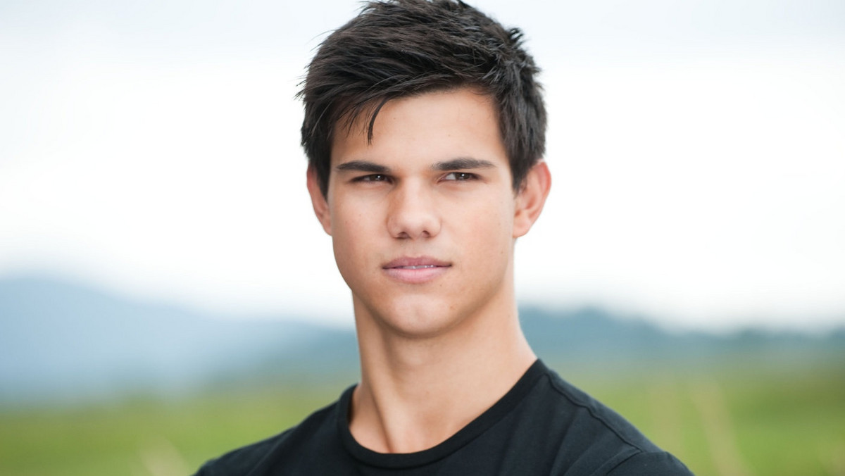 Gwiazdor serii "Zmierzch" -Taylor Lautner, przyznał w jednym z wywiadów, że ma "dwa życia". Jedno, gdy jako gwiazda jest w centrum uwagi i drugie, gdy wraca do rodziny i przyjaciół.