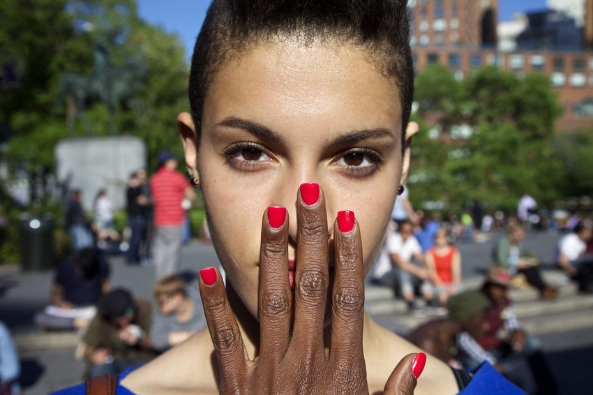 Kada im je autorka objasnila koji je cilj projekta, prolaznici su prihvatili predlog da učestvuju (FOTO: Joy Mckinney)