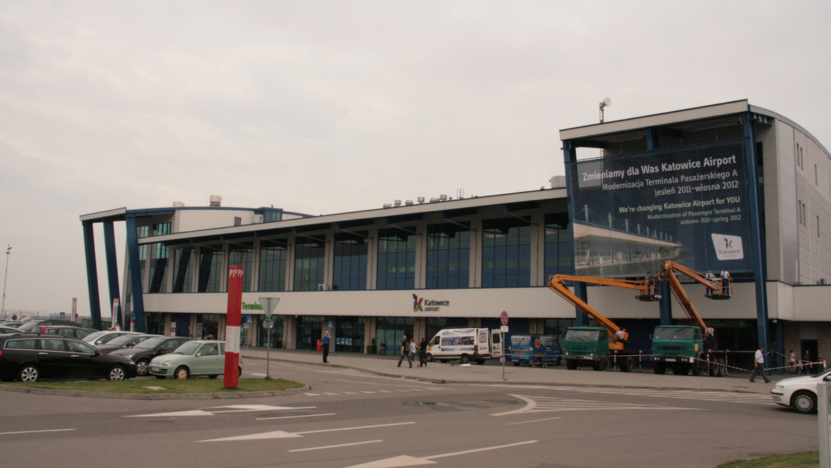 Zarzut nielegalnego przekroczenia granicy państwowej z użyciem podstępu miał usłyszeć mężczyzna, który dzień wcześniej wtargnął do strefy zastrzeżonej lotniska Katowice, a następnie wszedł do jednego z samolotów stojących w pobliżu terminali.